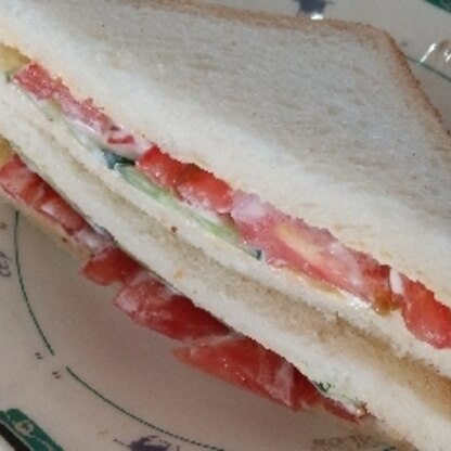 朝食に頂きました♪トマト&きゅうりの夏サンドですね(*^^*)  きゅうりもう少し厚めにすれば良かったなぁ。また作ってみます！